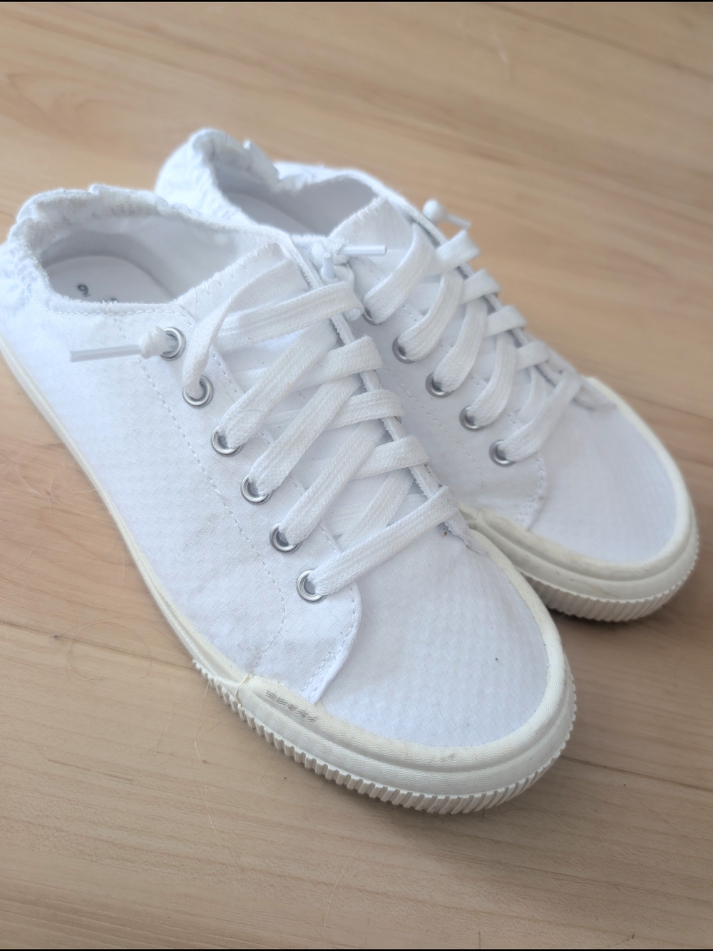 Time and Tru White Canvas Lace-Up Sneakers size 9
